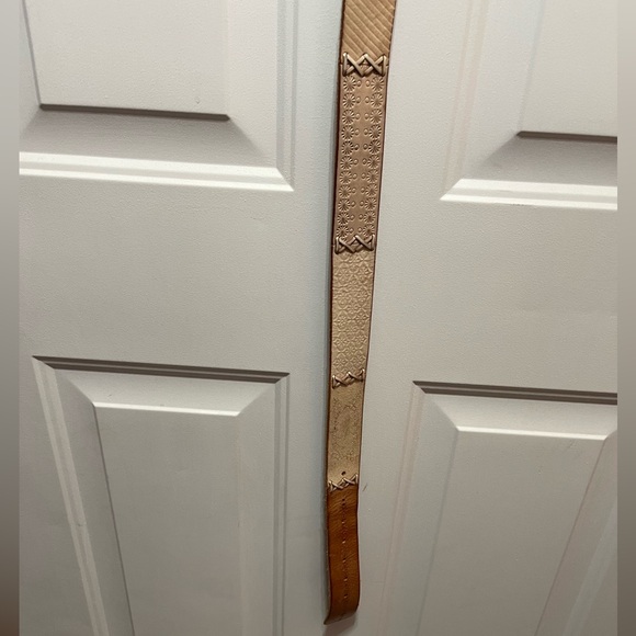 The Buckle tan and cream textured and embossed leather belt. Size L - Picture 3 of 6